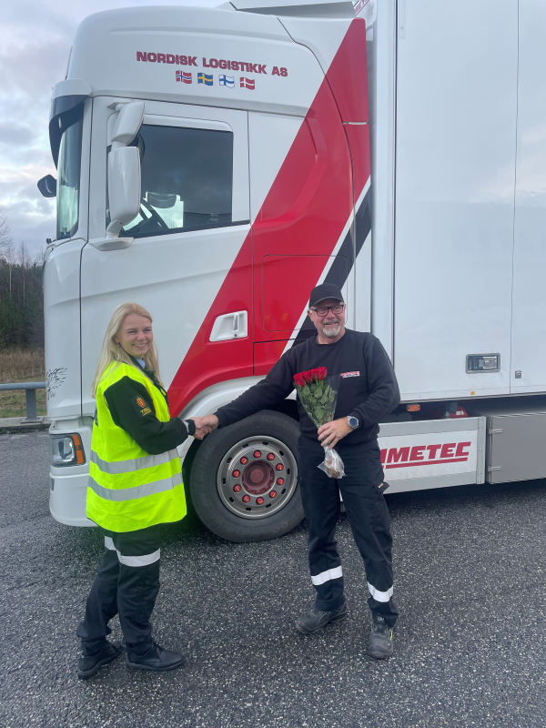 Anne Kristine Signebøen seksjonssjef på Svinesund for Tolletaten og Kai Fogel fra Toten transport markerer at Digitoll er lansert